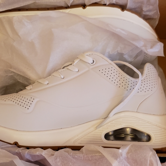 SKECHERS  SZ 8 WHITE - Picture 2 of 3